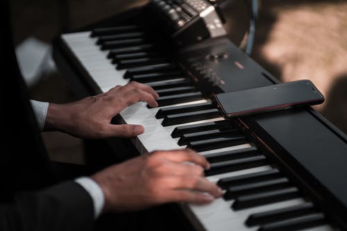 弹钢琴的人 · 免费素材图片