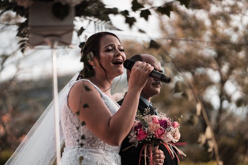 富有表现力的新娘在婚礼庆典上唱歌 · 免费素材图片