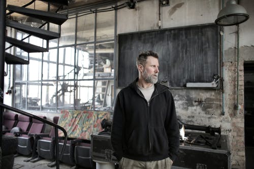 黑色拉链外套站在黑表附近的男人 · 免费素材图片