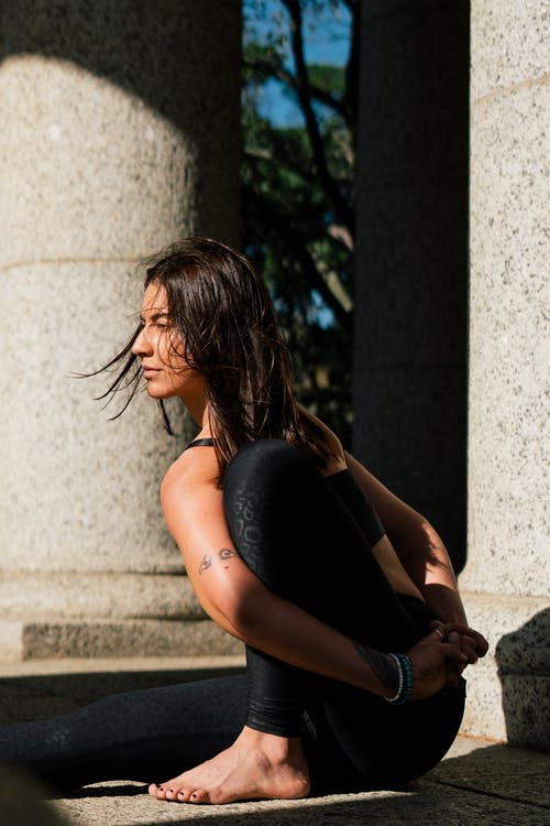 黑色背心和黑色紧身裤做瑜伽的女人 · 免费素材图片