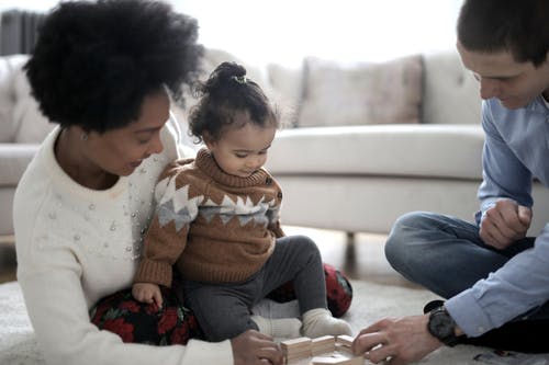 男人和女人和他们的孩子一起玩的照片 · 免费素材图片