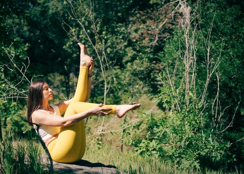 女人练习瑜伽 · 免费素材图片
