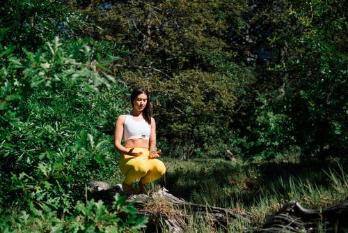 女人做瑜伽的照片 · 免费素材图片
