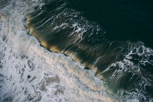 海浪在岸上崩溃 · 免费素材图片