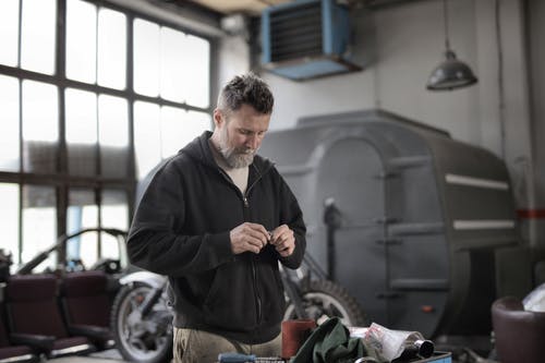 男子身穿黑色拉链外套 · 免费素材图片