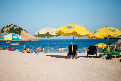 折叠椅和沙滩伞的照片 · 免费素材图片