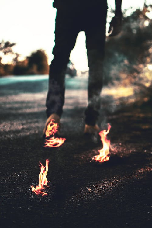 在火上行走的人 · 免费素材图片