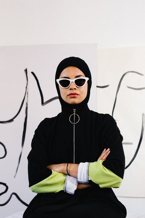 戴墨镜的女子 · 免费素材图片