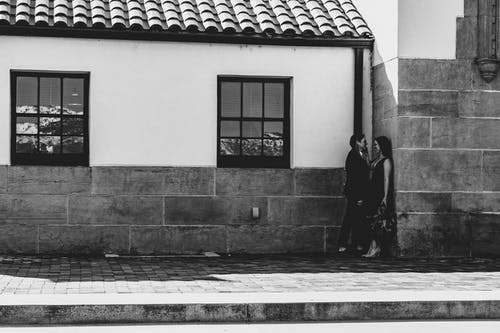 夫妇站在混凝土建筑的照片 · 免费素材图片