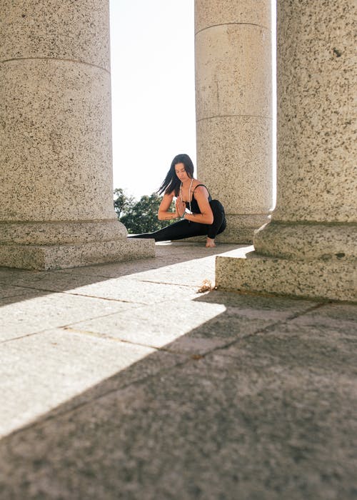 黑色背心和黑裤练瑜伽的女人 · 免费素材图片