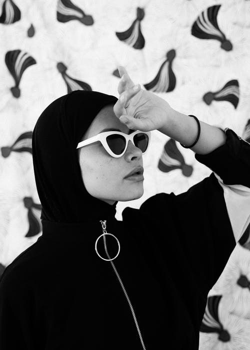 盖视线的太阳镜时尚女人 · 免费素材图片