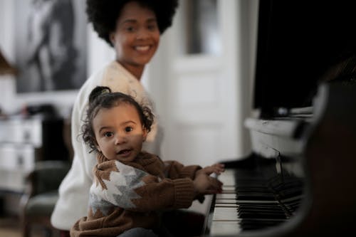 幼儿弹钢琴的照片 · 免费素材图片