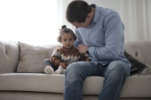 坐在他的孩子旁边的人的照片 · 免费素材图片