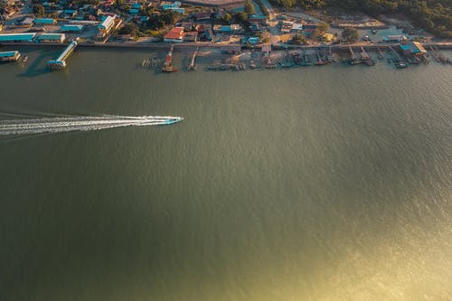 船在水上鸟瞰图 · 免费素材图片