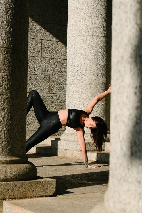 黑色运动胸罩和黑色紧身裤，练瑜伽的女人 · 免费素材图片