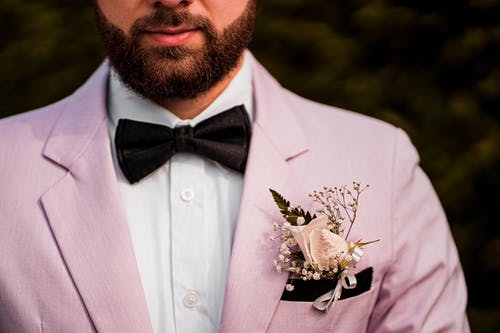 穿着粉色夹克的优雅男子 · 免费素材图片