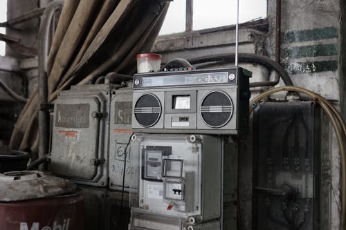 车间复古收录机 · 免费素材图片