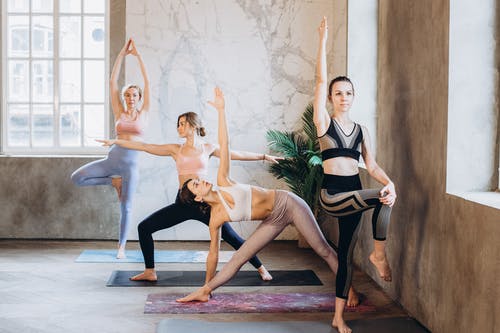 运动服的妇女做瑜伽 · 免费素材图片