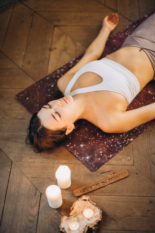 女人放松瑜伽垫 · 免费素材图片