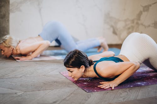 练瑜伽的妇女 · 免费素材图片