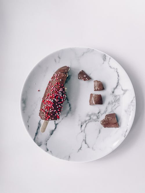大理石板上的巧克力冰淇淋 · 免费素材图片