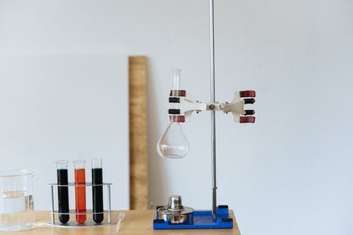 用试管和烧瓶进行化学实验的准备 · 免费素材图片