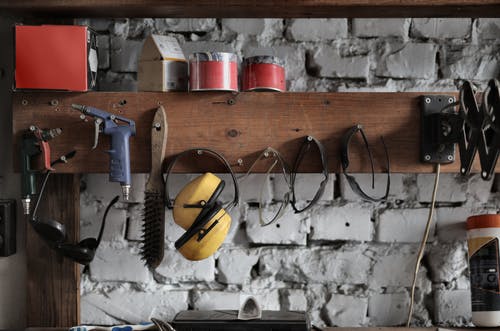 各种工具挂在车库的木板上 · 免费素材图片