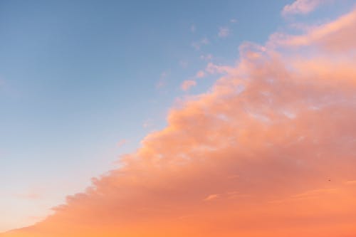 日落期间的橙色和蓝色多云的天空 · 免费素材图片