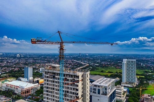 白色和棕色的混凝土建筑，在水之下在蓝天下 · 免费素材图片