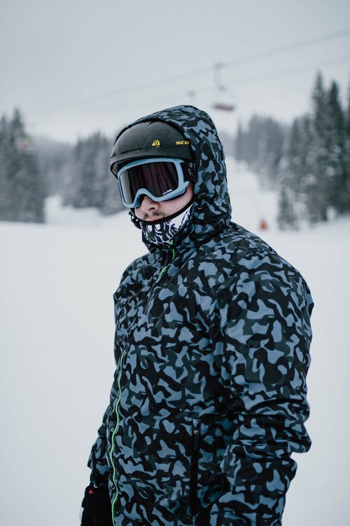 站在雪地上的外套的匿名男子 · 免费素材图片