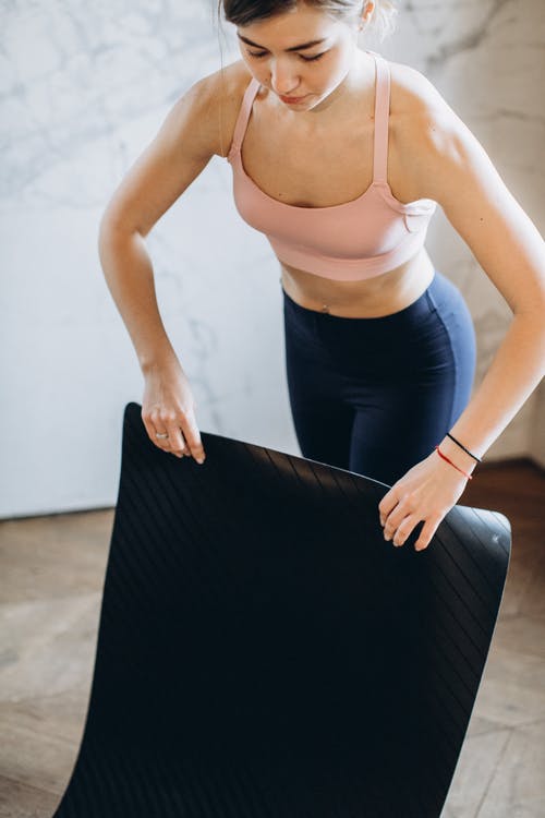 女人设置她的瑜伽垫 · 免费素材图片