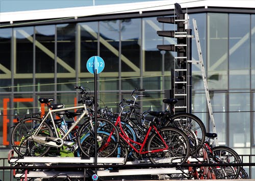 红色和蓝色的城市自行车 · 免费素材图片