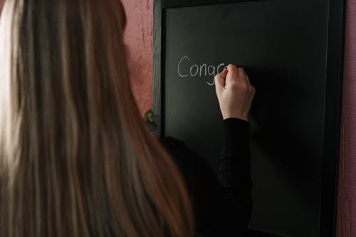 黑色的长袖衬衫，写在黑板上的女人 · 免费素材图片