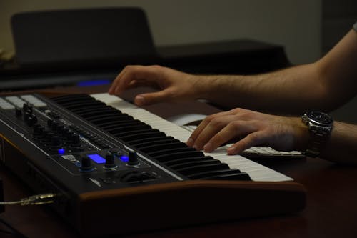 演奏黑白电钢琴的人 · 免费素材图片