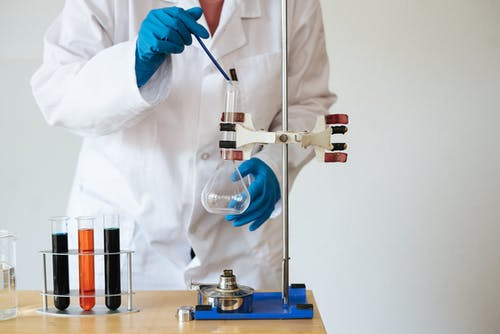 不露面的实验室技术员进行化学测试 · 免费素材图片