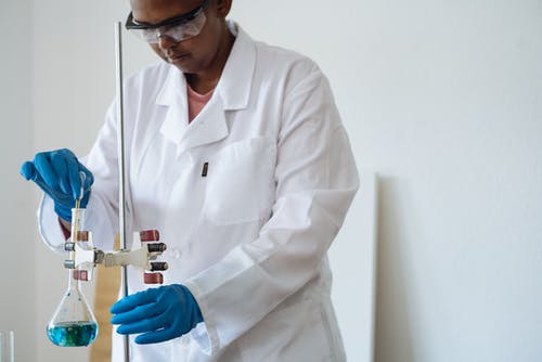 专注于非洲裔美国研究员在诊所进行生化实验 · 免费素材图片