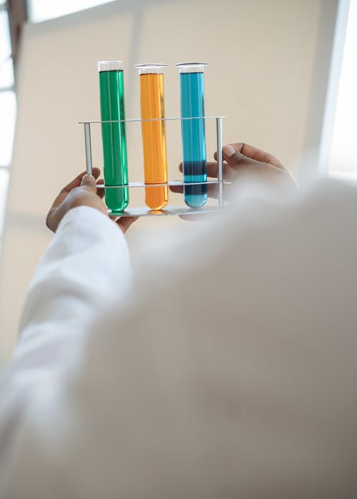 作物实验室技术员在科学中心进行液体生化实验 · 免费素材图片