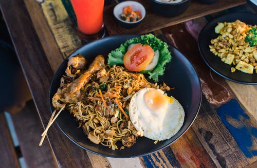 黑色陶瓷板上的煮熟的食物 · 免费素材图片