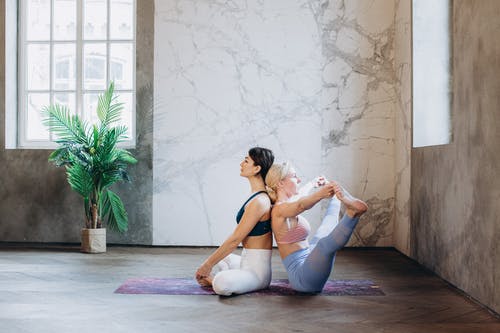 练瑜伽的妇女 · 免费素材图片