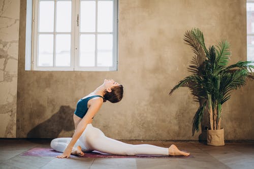 女人练习瑜伽后弯 · 免费素材图片