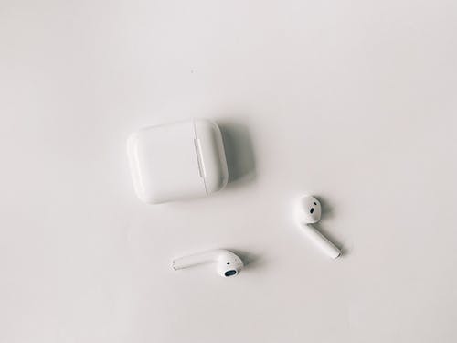 白桌上的白苹果airpods · 免费素材图片