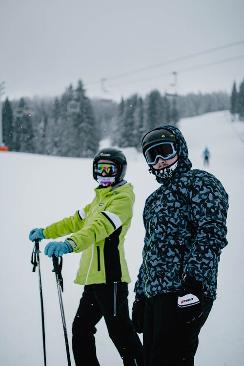 不可识别的滑雪者站在白雪皑皑的地形 · 免费素材图片