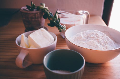 白色陶瓷碗面粉 · 免费素材图片