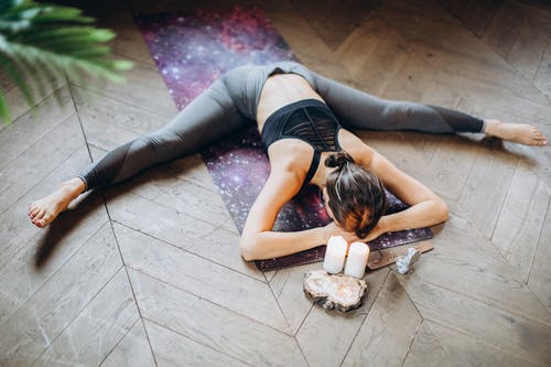 女人练习瑜伽 · 免费素材图片
