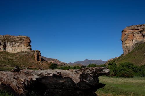 绿草地上的棕色岩层 · 免费素材图片