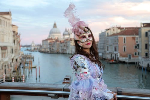 威尼斯的衣服和面具在威尼斯桥上的女人 · 免费素材图片