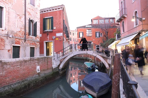 水道与老建筑和威尼斯人行道上的人 · 免费素材图片