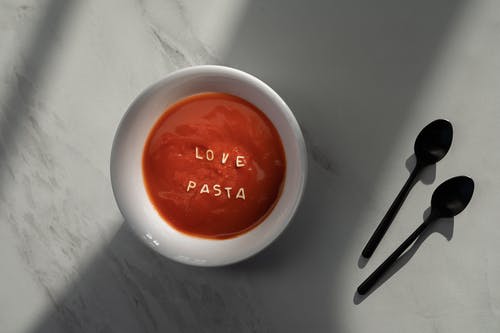 白色陶瓷碗红汤 · 免费素材图片