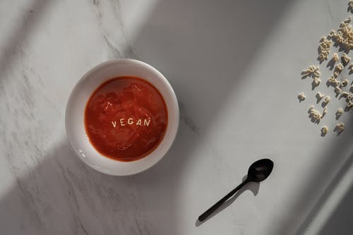 白色陶瓷碗与红色液体 · 免费素材图片