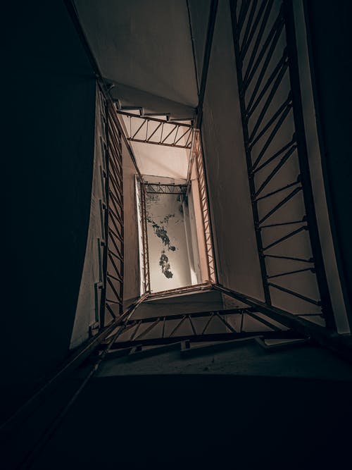 长楼梯与建筑物内的栏杆 · 免费素材图片